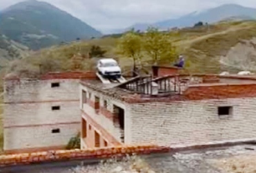 VIDEO: A man drove his car on the roof of a house, what happened next will give you goosebumps