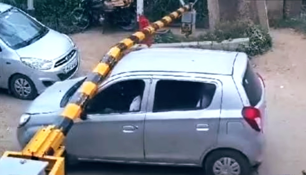 Video: The gate of the railway crossing was closed for the train to pass, meanwhile an Alto car broke the gate and entered, see for yourself what happened next?