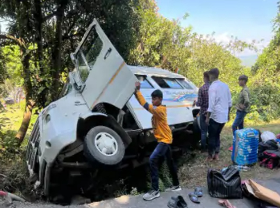 In Himachal, the vehicle of devotees returning after visiting Jwalaji temple overturned, 6 people injured