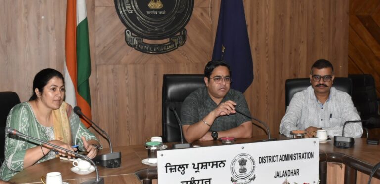 Deputy Commissioner gave instructions to start a campaign against unauthorized parking of passenger vehicles at various places.