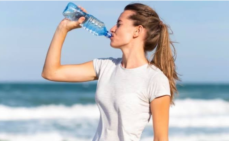 Drinking water while standing causes these disadvantages, know what is the right way to drink water