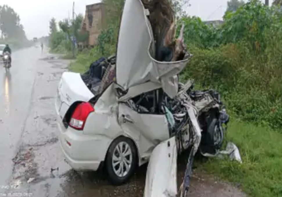 3 friends of Jalandhar died in a terrible road accident, the youth were taken out after cutting the car.