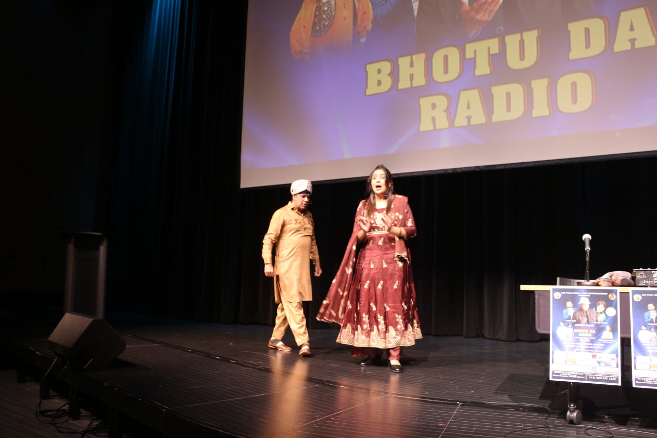 Bhotu Shah's comedy show 'Bhotu Da Radio' created a stir in Canada, the audience burst out laughing.