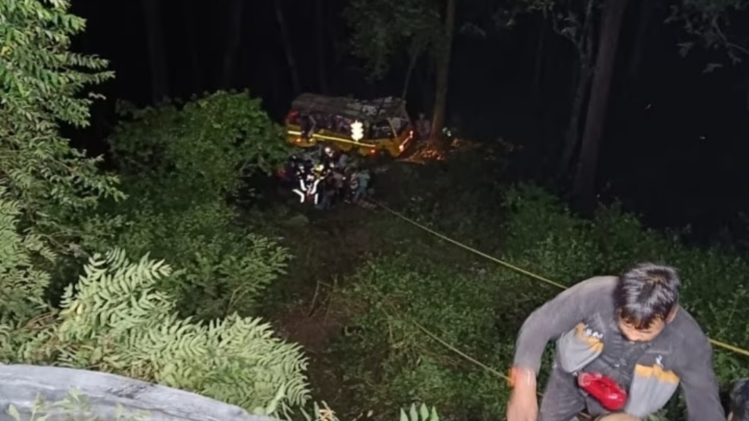 Big News: Bus filled with 32 passengers fell into a ditch in Nainital, 5 people died
