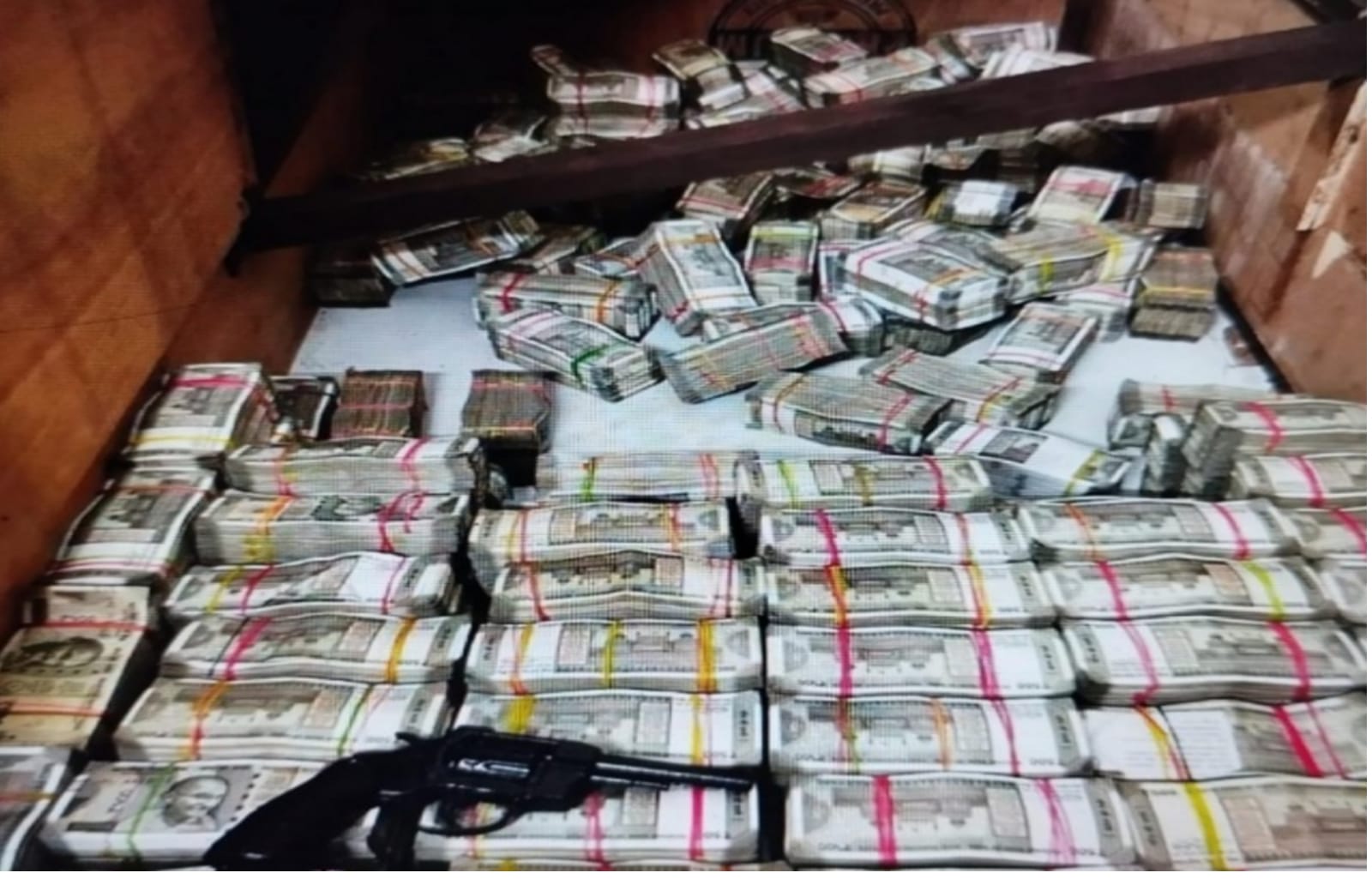 Big News: Jammu and Kashmir Police raided in Punjab and recovered Rs 4 crore 95 lakh drug money.