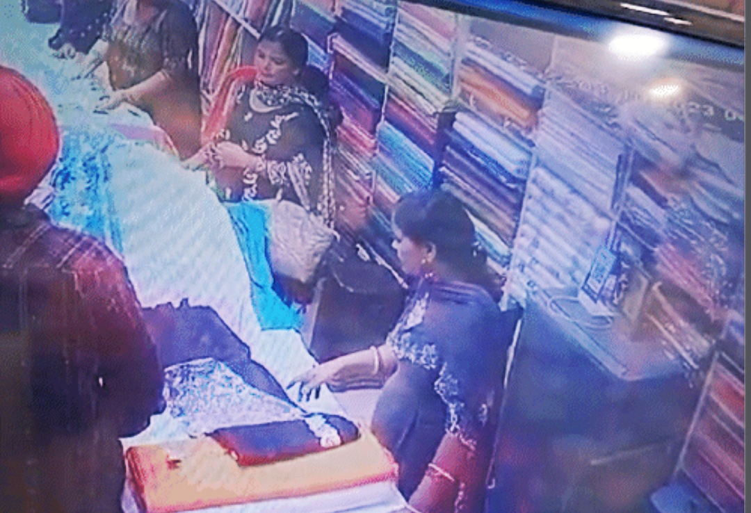 In Jalandhar, vicious female thieves disguised themselves as customers and stole clothes.