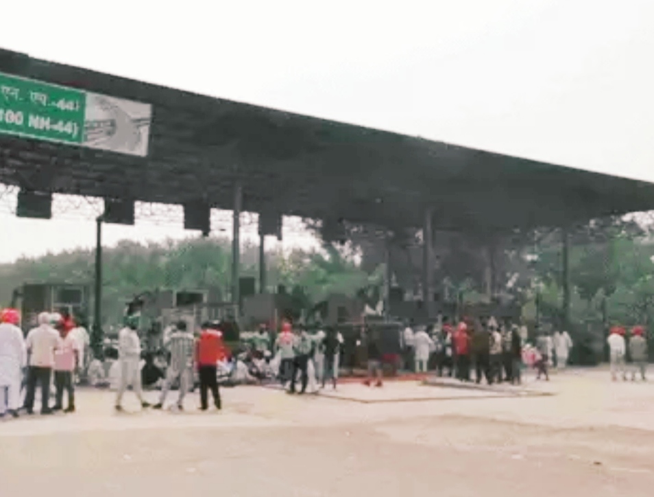 Big news: Farmers staged a protest and made Ladowal toll plaza free for the people.