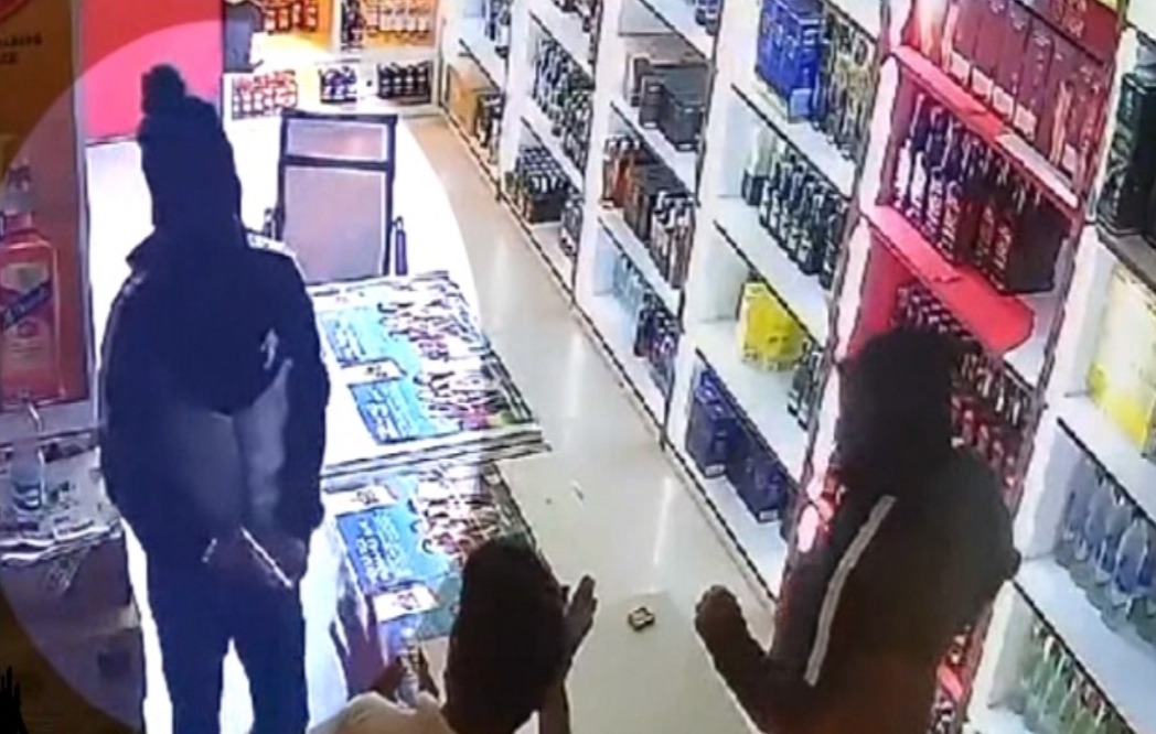 In Jalandhar, robbers openly ran away with cash worth Rs 1 lakh 37 thousand from a wine shop at pistol point.