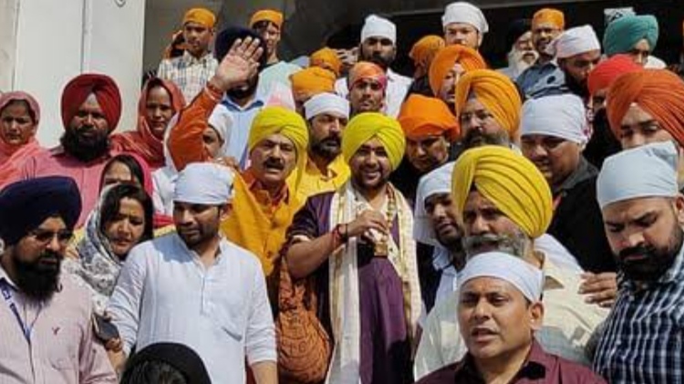Baba Bageshwar paid obeisance at Sri Harmandir Sahib, was seen wearing a yellow turban.