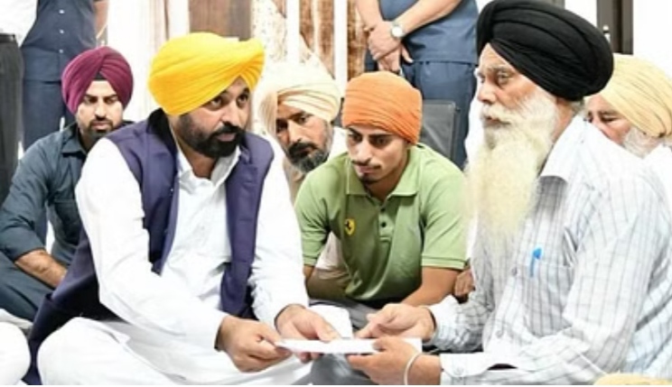 CM Mann reached the house of army soldier martyr Parvinder Singh, gave a check of Rs 1 crore to the family.