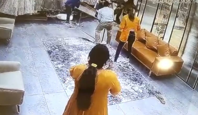 An innocent girl came to the showroom for shopping with her family, the girl died in a moment due to the sudden falling of the glass.
