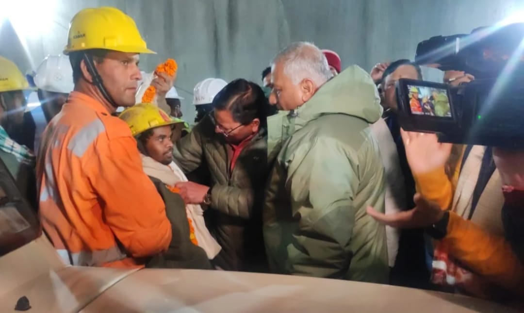Big News: 41 laborers trapped in the tunnel in Uttarkashi were taken out safely, PM Modi spoke on phone.