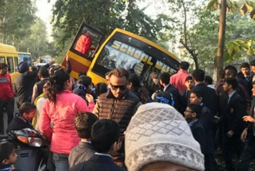 School bus full of children meets with accident in Pathankot