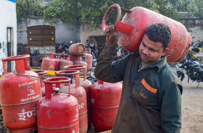 दिवाली से पहले महंगाई का झटका, LPG सिलेंडर के दाम में 100 रुपए की बढ़ोतरी