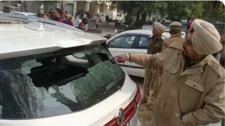 Big news: Firing on travel agent's car in the parking lot of Delta Chamber near the bus stand in Jalandhar.