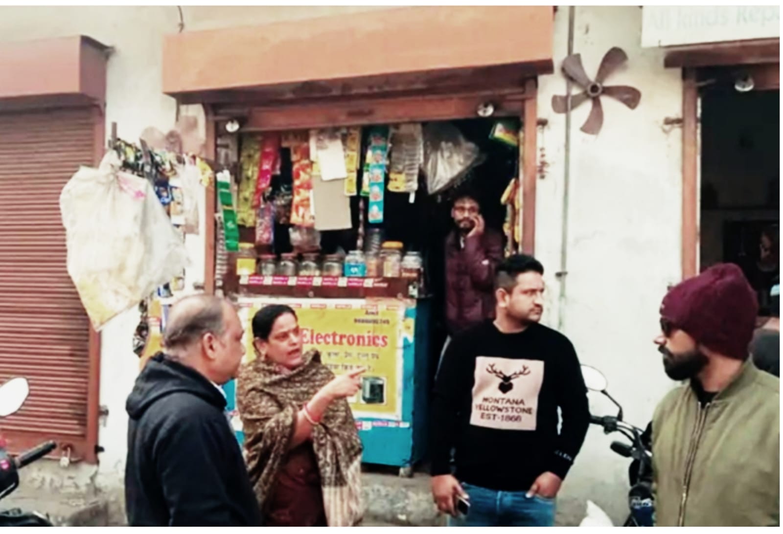 30 thousand rupees looted from grocery shop owner by showing weapons in broad daylight in Jalandhar