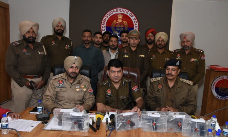 Police busted a gang supplying illegal weapons and arrested 2 accused.