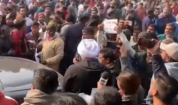 rehdi chalak stopped ACP's car in Jalandhar, scuffle broke out