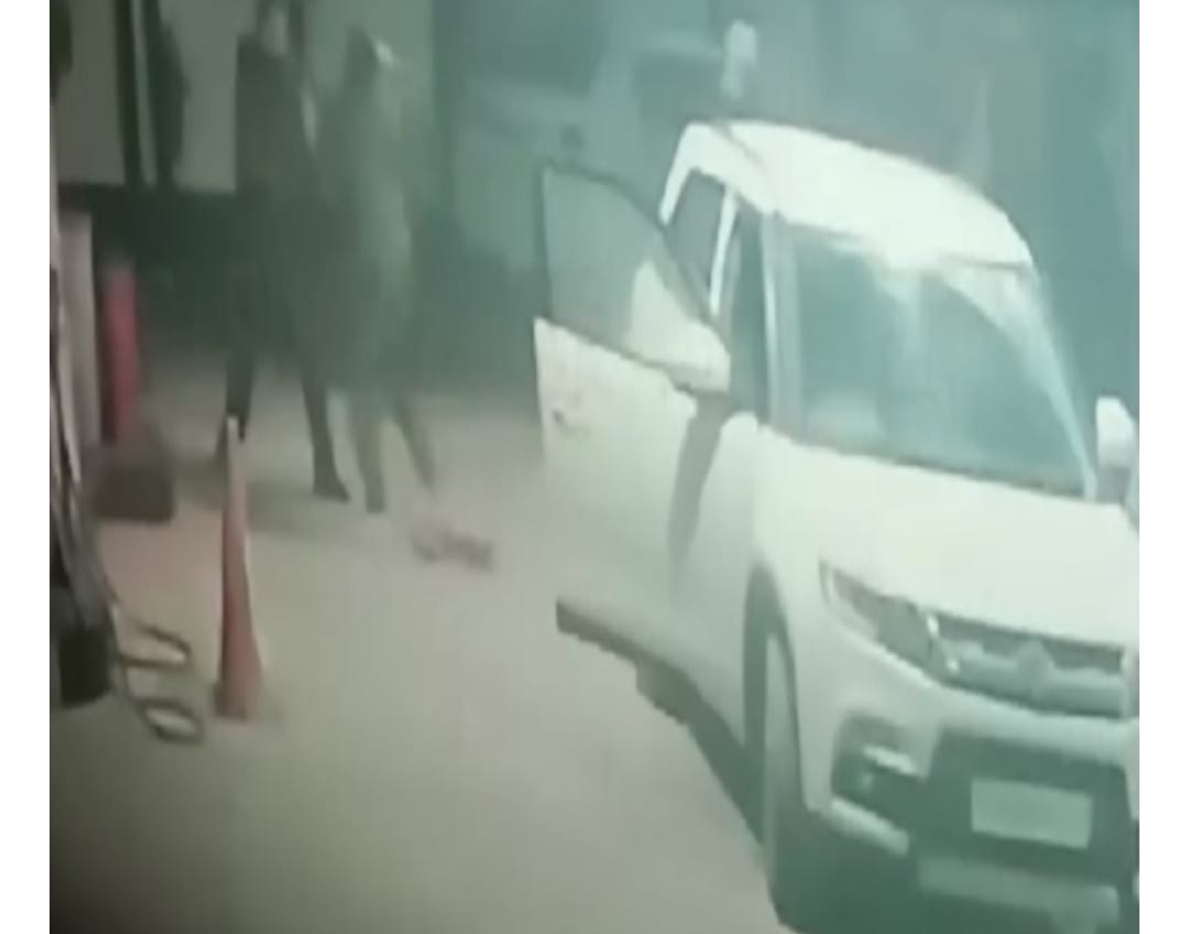 BIg News: Major incident at petrol pump in Jalandhar, youth snatches car from middleman and absconds