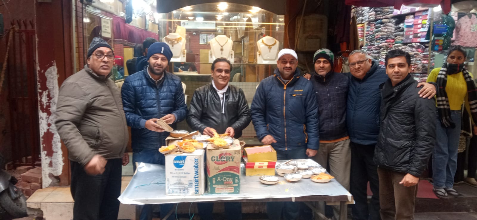 Shopkeepers in Kalan Bazaar of Jalandhar offered langar on the occasion of Ram Mandir Pran Pratistha.