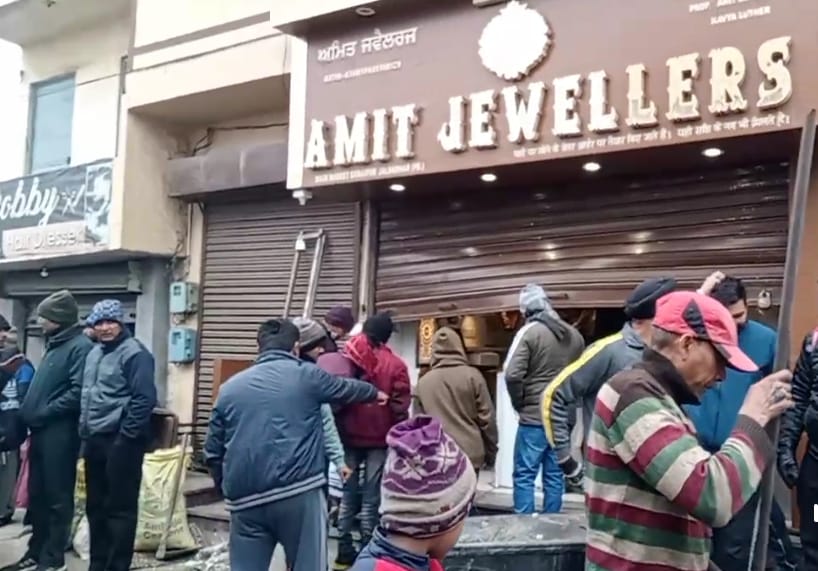In Jalandhar, thieves committed major theft in Amit Jewelers located in Gadaipur area.