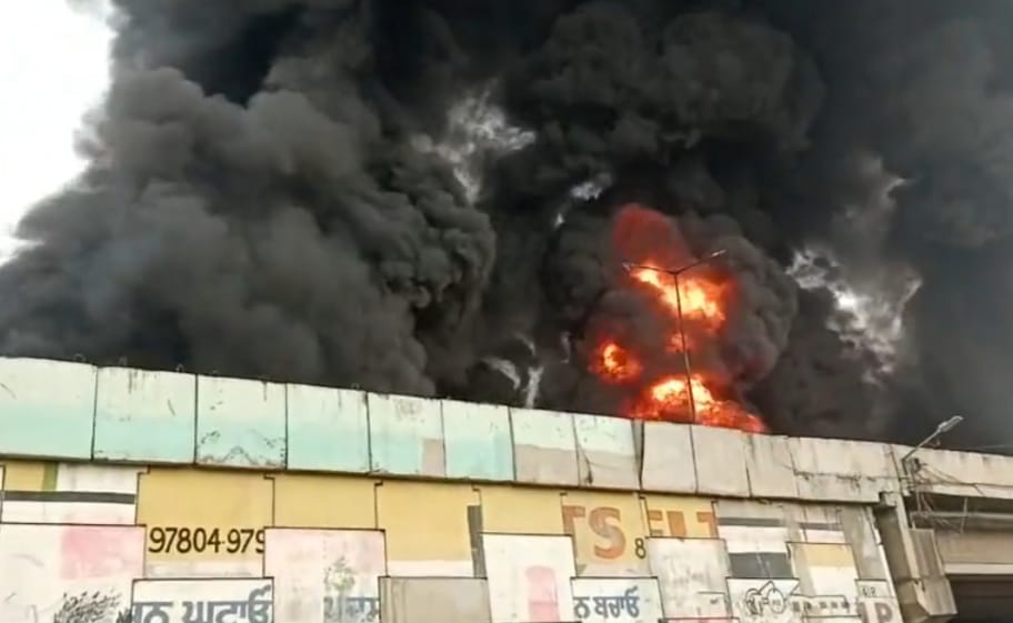 A massive fire broke out in a tanker filled with diesel on the National Highway in Khanna, Punjab.