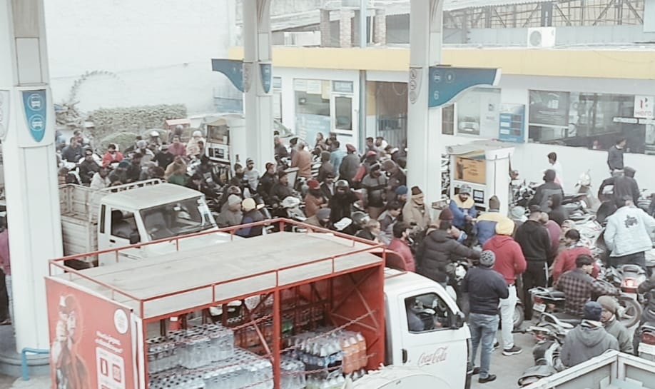 Breaking News: Huge crowd at petrol pumps across Punjab, situation regarding petrol and diesel starts worsening.