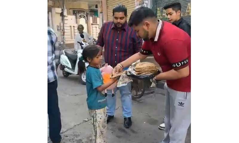 Social worker Shubham Chalana celebrated her birthday in a special way, distributed food to needy people.