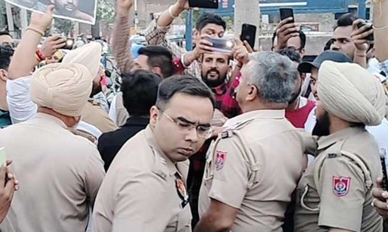 Police takes major action against those protesting against Sushil Rinku and Sheetal Angural