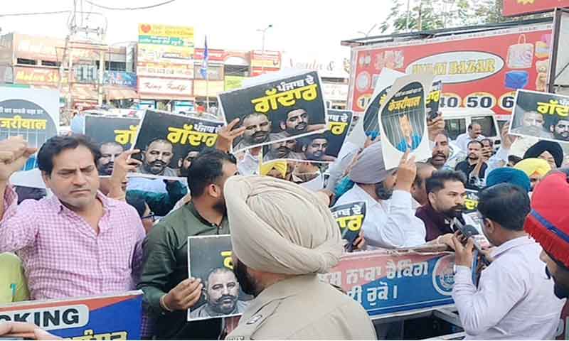 AAP workers create huge ruckus in the road show being organized by BJP of Sushil Rinku and Sheetal Angural.