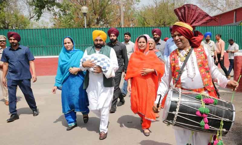 Punjab CM Bhagwant Mann named this beautiful name for his newborn daughter.