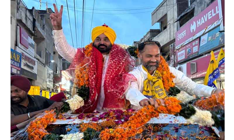 Punjab CM Bhagwant Mann asked for votes by holding a road show for Pawan Kumar Tinu in Jalandhar.