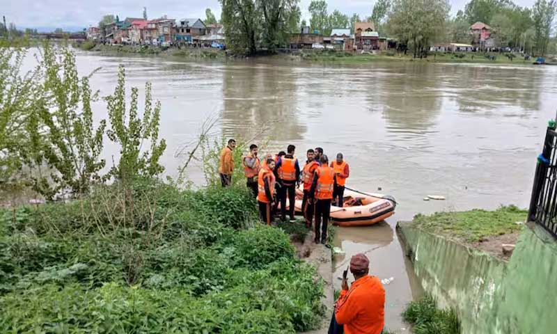 Boat carrying more than 20 people including school children capsizes in Jhelum river in Srinagar, 6 dead