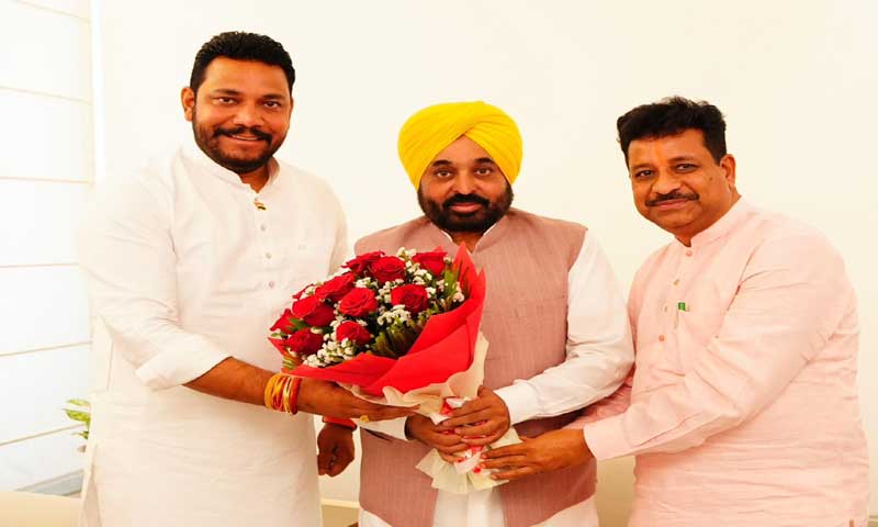 Jalandhar: Big blow to BJP, SC Morcha President Robin Sampla joins AAP party.