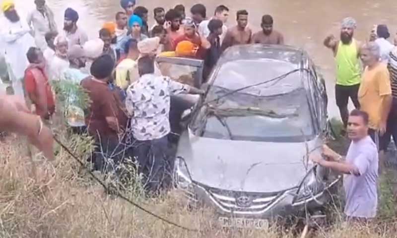 Major accident in Punjab, car along with entire family fell into the canal