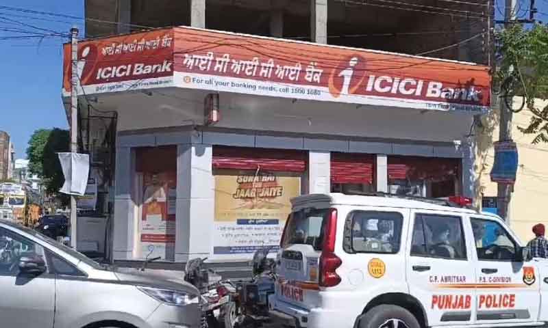 Punjab: Big robbery of twenty lakhs in ICICI Bank in Amritsar, robbers came on Activa