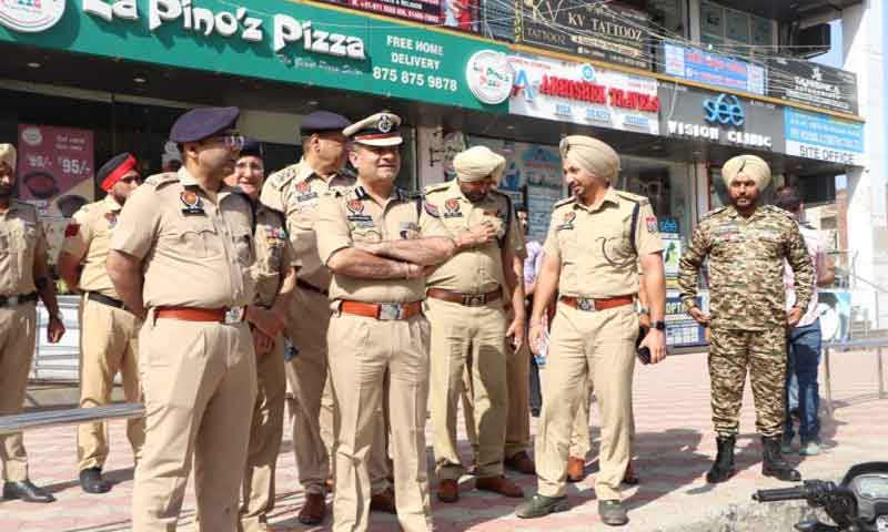 Jalandhar: Under the leadership of CP Swapan Sharma, Commissionerate Police took out flag march in the city.