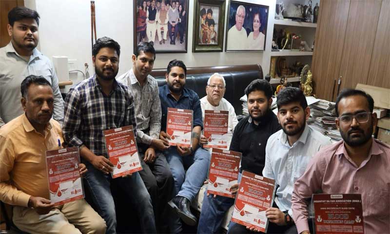Insaniyat Da Fan Association Reg. Invitation letter for blood donation camp was presented to Padma Shri Vijay Kumar Chopra, Chief Editor, Punjab Kesari Group, Jalandhar.