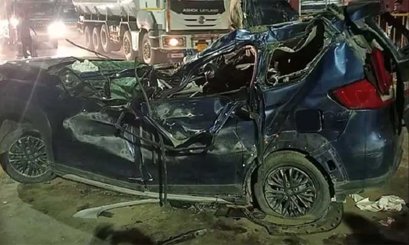 हाईवे पर भयानक सड़क हादसा, डिवाइडर तोड़कर ट्रक से भिड़ी कार, 6 लोगों की मौत