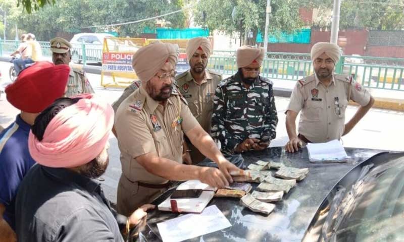 Jalandhar : लोकसभा चुनाव के मद्देनजर पुलिस की नाकाबंदी के दौरान लाखों रुपए की नकदी बरामद