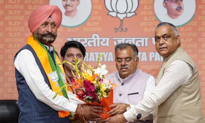 AAP पार्टी को लगा बड़ा झटका, इस पूर्व विधायक ने थामा BJP का दामन
