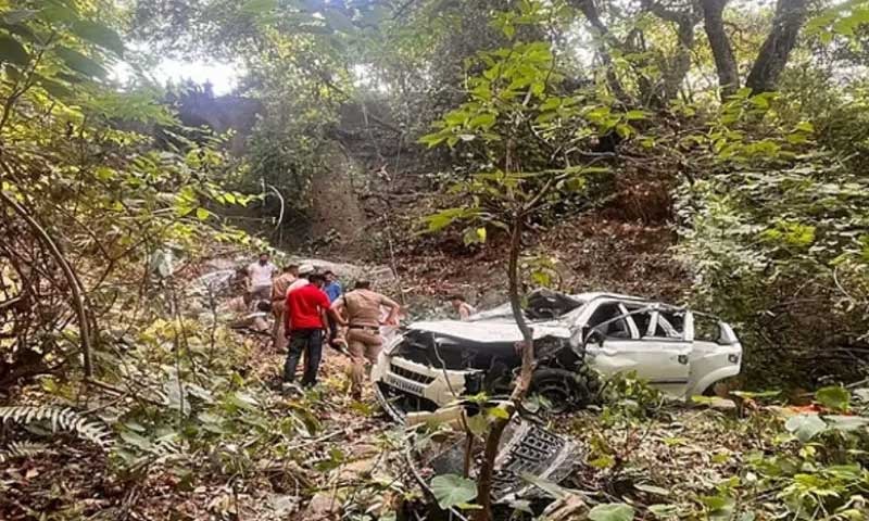 Nainital घूमने आए पर्यटकों की कार गहरी खाई में गिरी, 12 लोग घायल