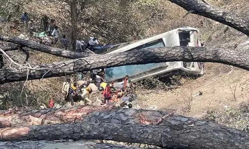 जम्मू-कश्मीर में बड़ा हादसा, 150 फीट गहरी खाई में गिरी बस, 21 लोगों की मौत