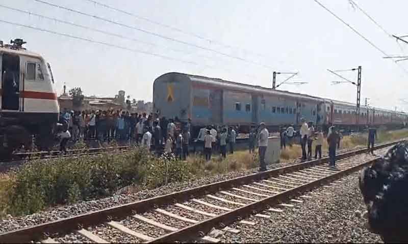 Major accident averted in Punjab, coaches separated from train engine; There was chaos among the passengers