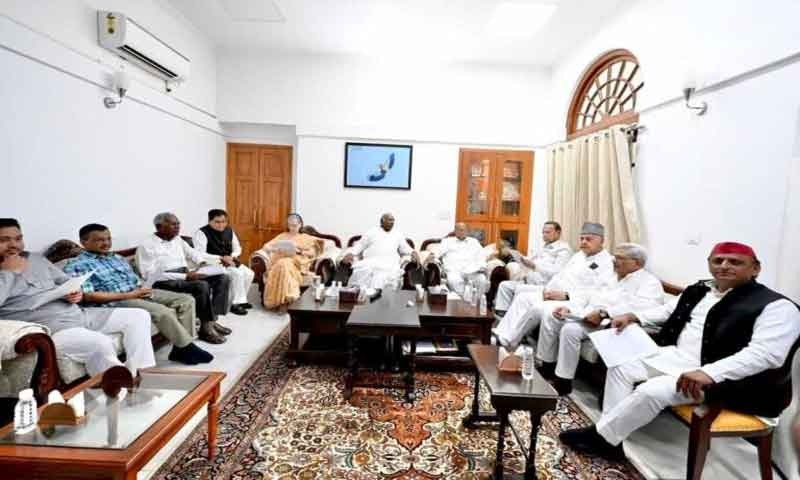 इंडिया गठबंधन की नई दिल्ली में हुई बैठक, इन 15 दलों के नेताओं को दिया निमंत्रण