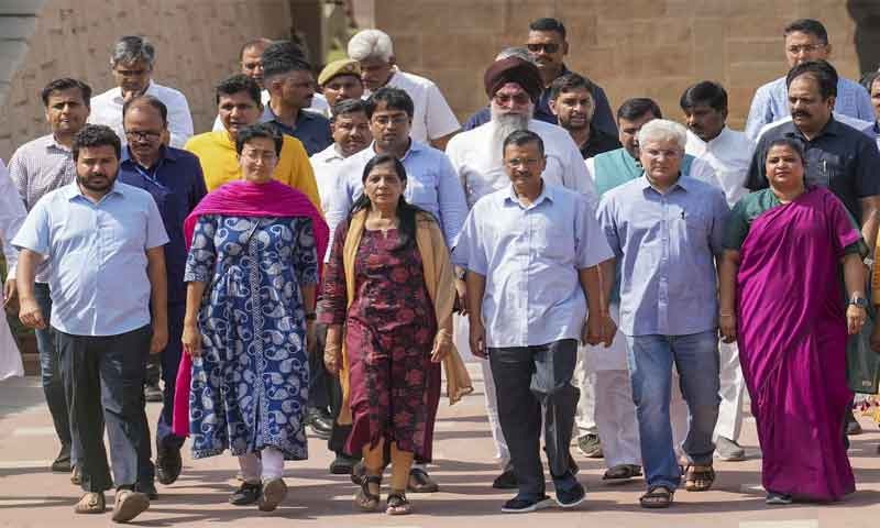 CM अरविंद केजरीवाल ने तिहाड़ जेल में किया सरेंडर, कहा - मैं देश बचाने के लिए जेल जा रहा हूं