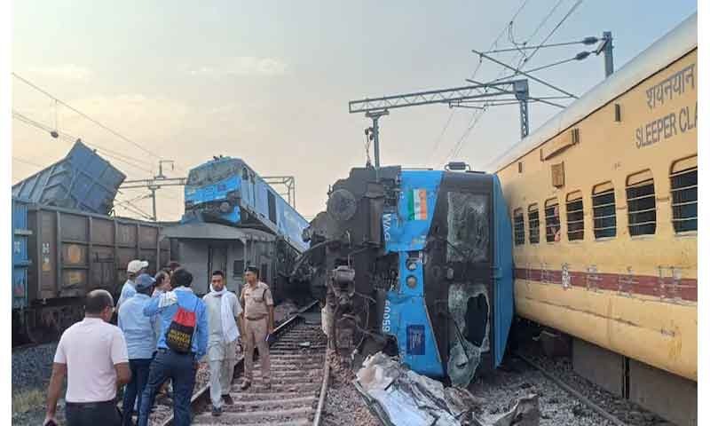 पंजाब में बड़ा हादसा, माल गाड़ियों में हुई भीषण टक्कर
