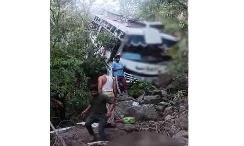 Breaking News : वैष्णो देवी के पास श्रद्धालुओं से भरी बस पर आतंकी हमला, 9 की मौत, 33 घायल