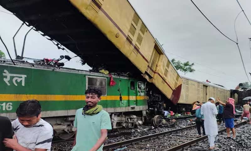 बंगाल के दार्जिलिंग में बड़ा ट्रेन हादसा , कंचनजंगा एक्सप्रेस ट्रेन में मालगाड़ी ने पीछे से मारी टक्कर