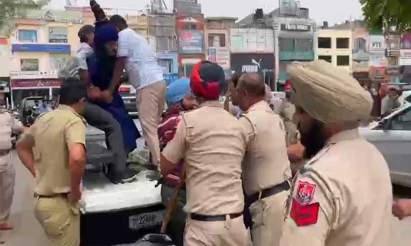 जालंधर में पुलिस व निहंग सिंहों में हुई झड़प, एसएचओ व एसीपी घायल